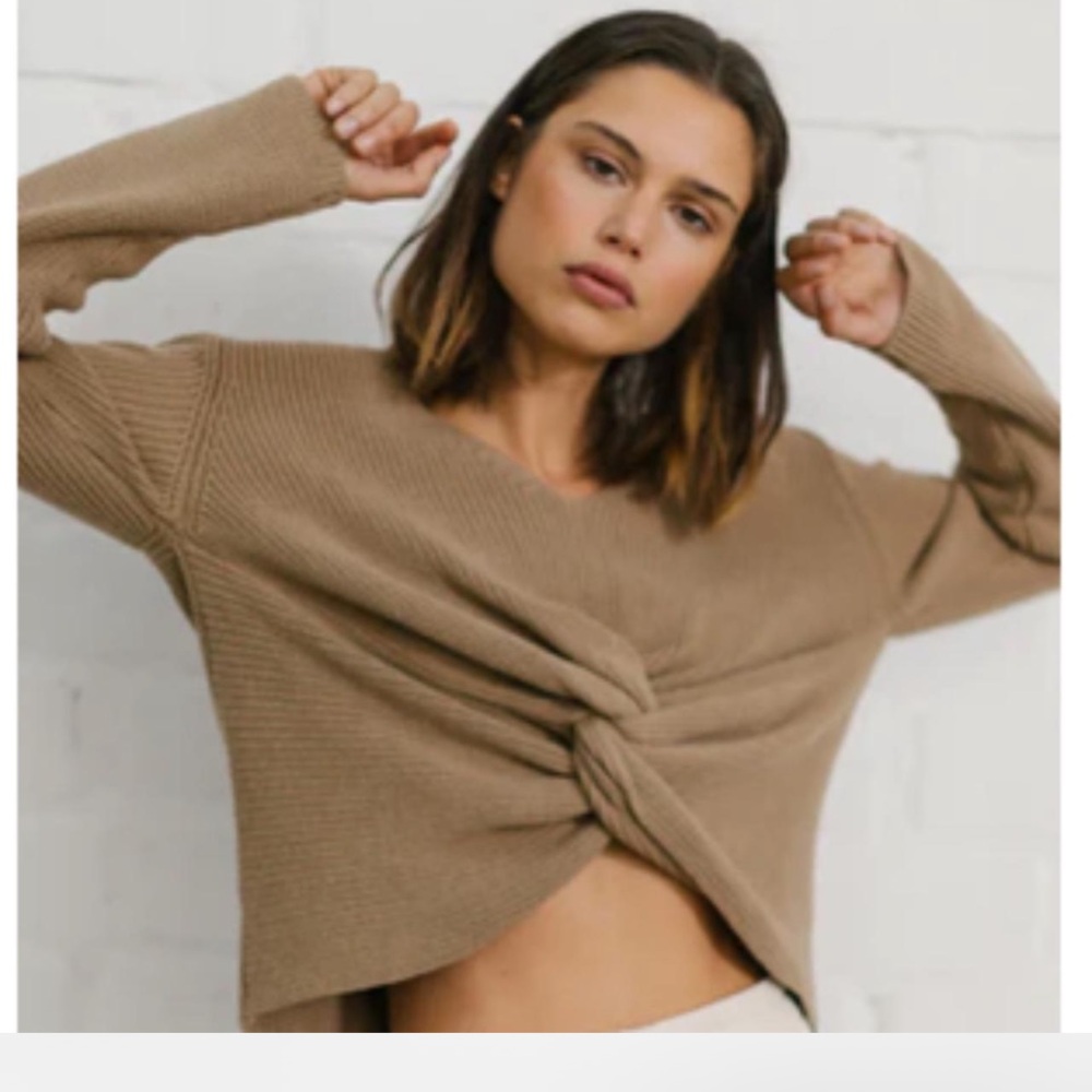 ALOHAS Camel V-Neck Sweater